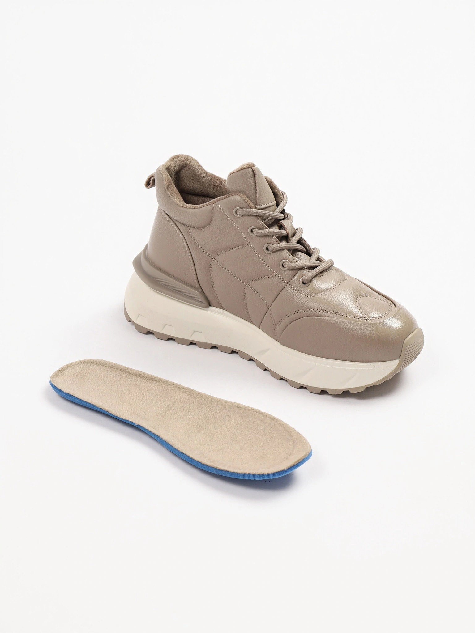 Кроссовки серого цвета на средней рельефной подошве